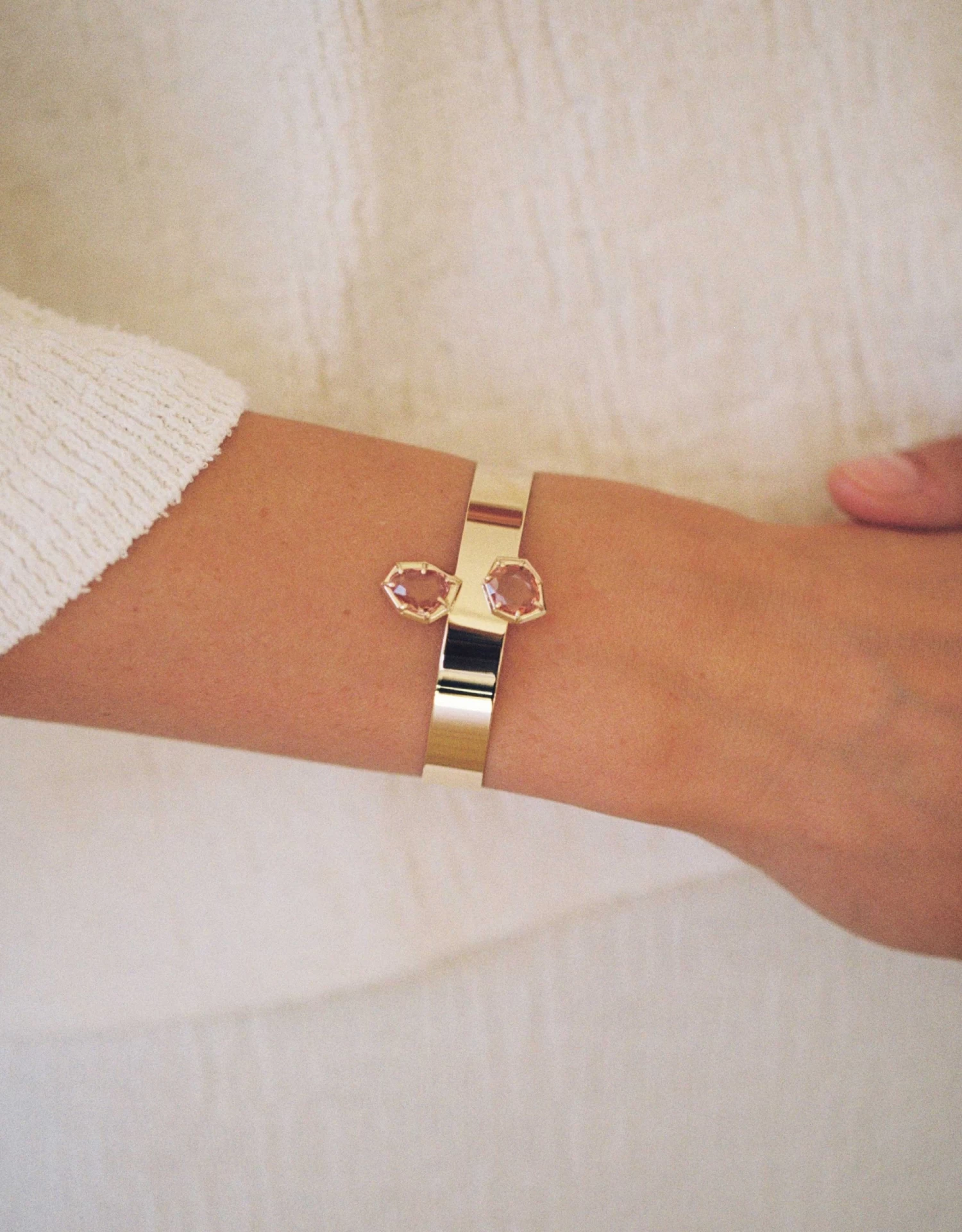 N.31 路 Polsera D'or R铆gida Amb Dos Granats Malay - Image 3