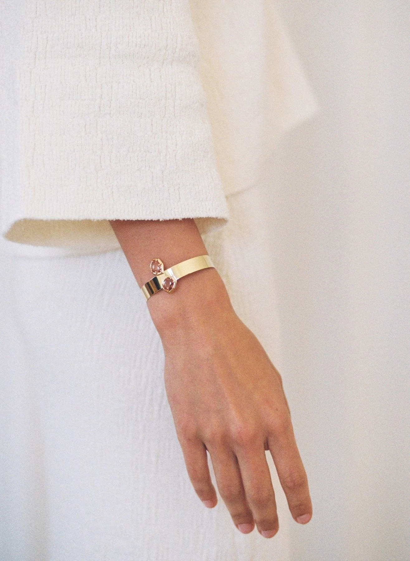 N.31 路 Polsera D'or R铆gida Amb Dos Granats Malay - Image 2